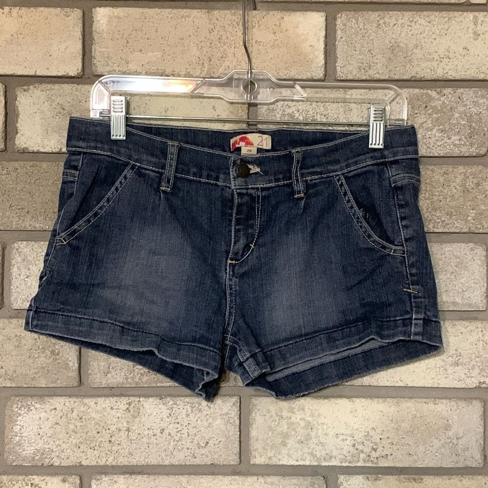 3for$20 shorts size 28 (not plus size)